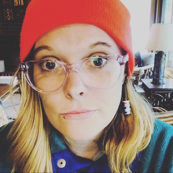 Meet your Posher, Brit - Picture 2 of 5